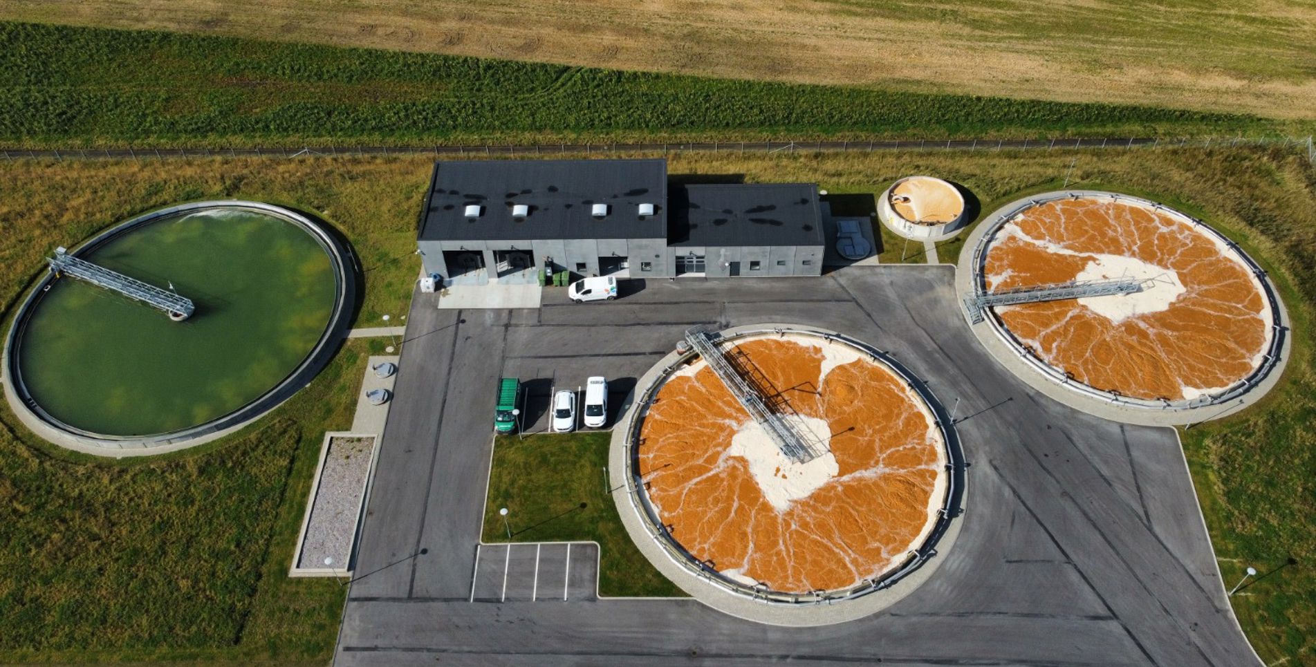 Luftfoto af Branderup Renseanlæg med biologiske rensebassiner og driftsbygning – Tønder Kommune