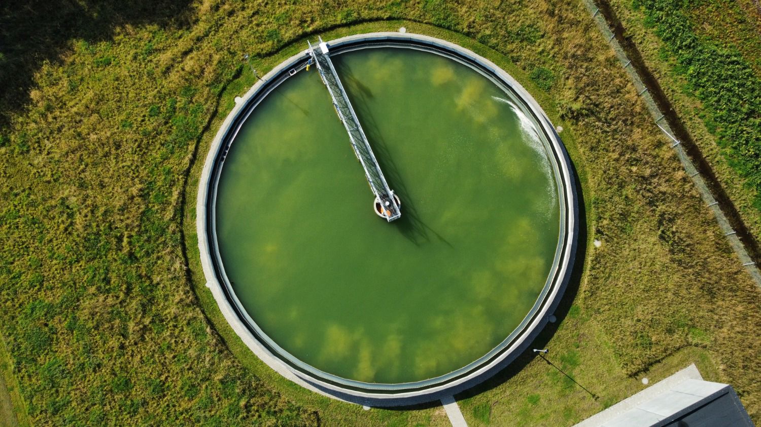 Rundt sedimenteringsbassin på Branderup Renseanlæg set fra luften