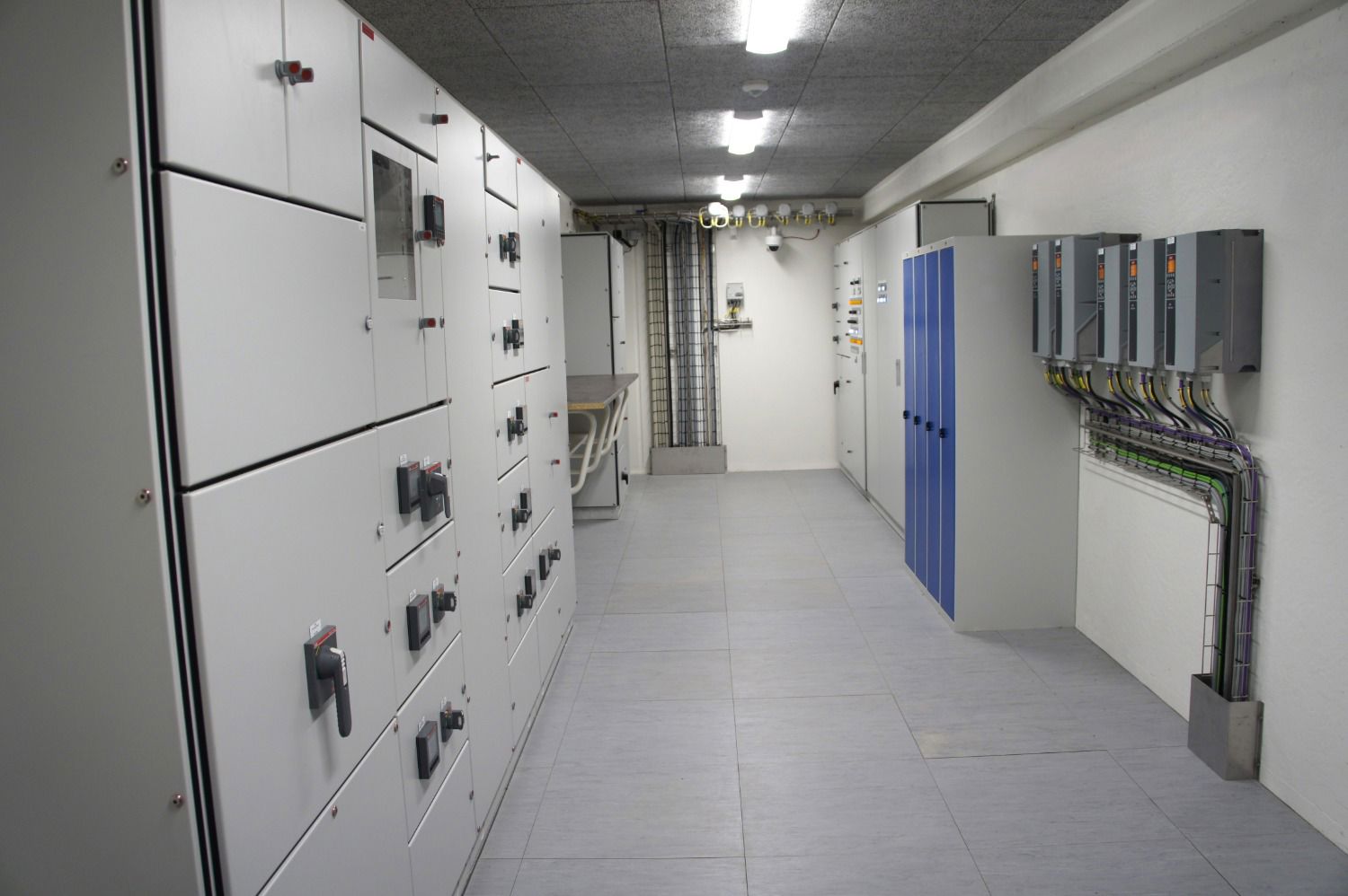 Tavlerum på Branderup Renseanlæg med hoved- og styretavler samt frekvensomformere leveret af Strøm Hansen